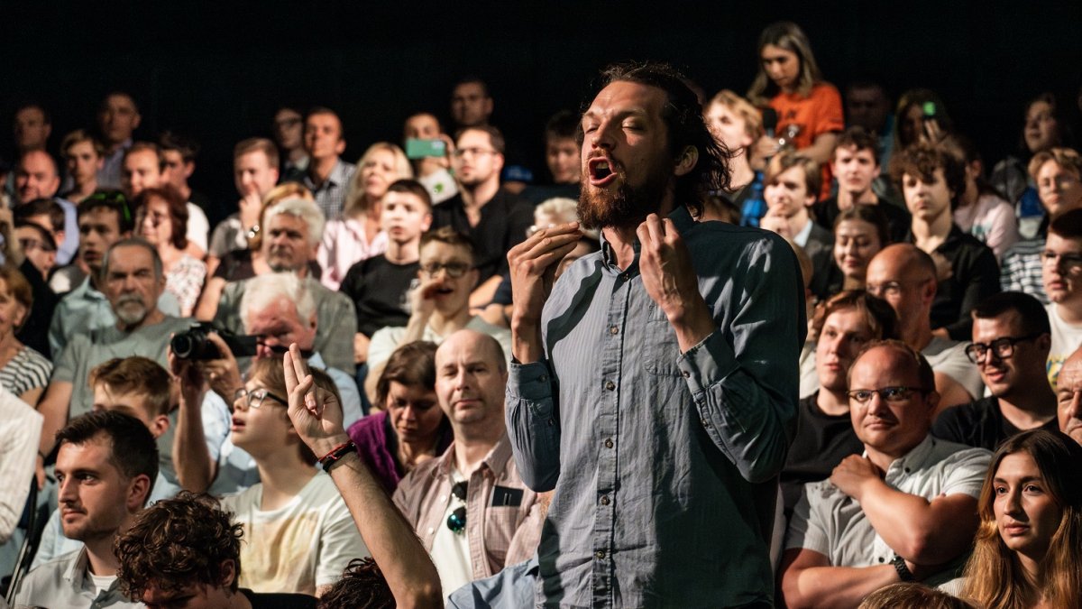 Premiér Petr Fiala diskutuje s občany v Praze. (12.6.2025)