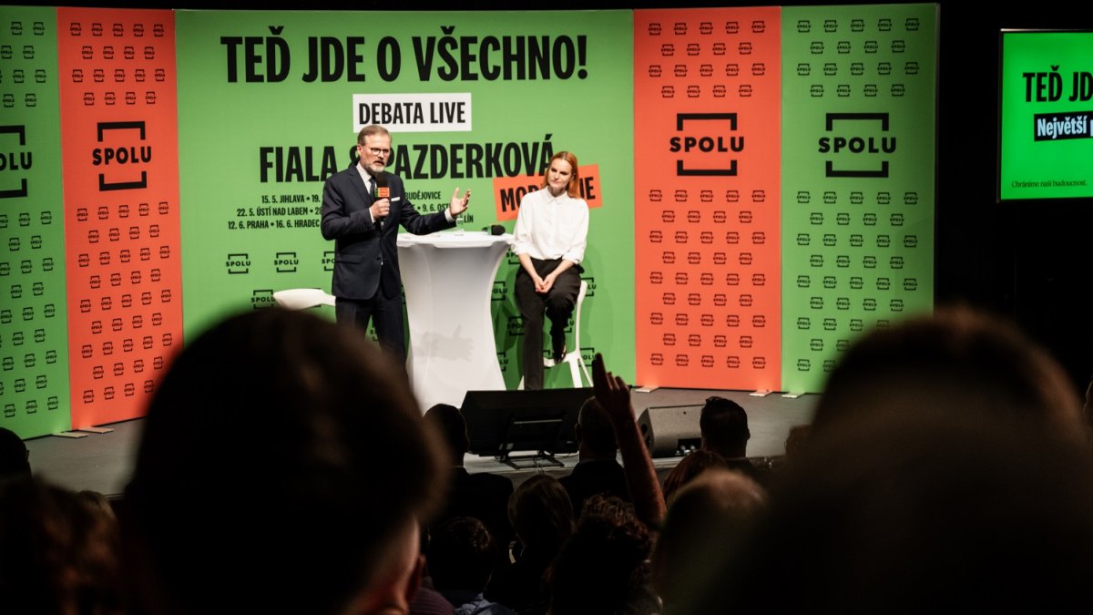 Premiér Petr Fiala diskutuje s občany v Praze. (12.6.2025)