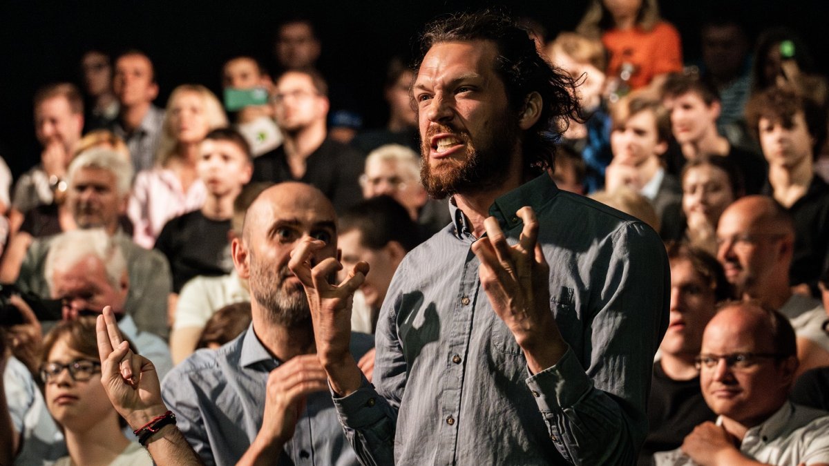 Premiér Petr Fiala diskutuje s občany v Praze. (12.6.2025)