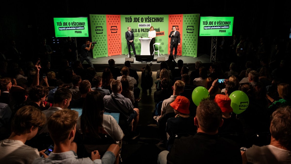 Premiér Petr Fiala diskutuje s občany v Praze. (12.6.2025)