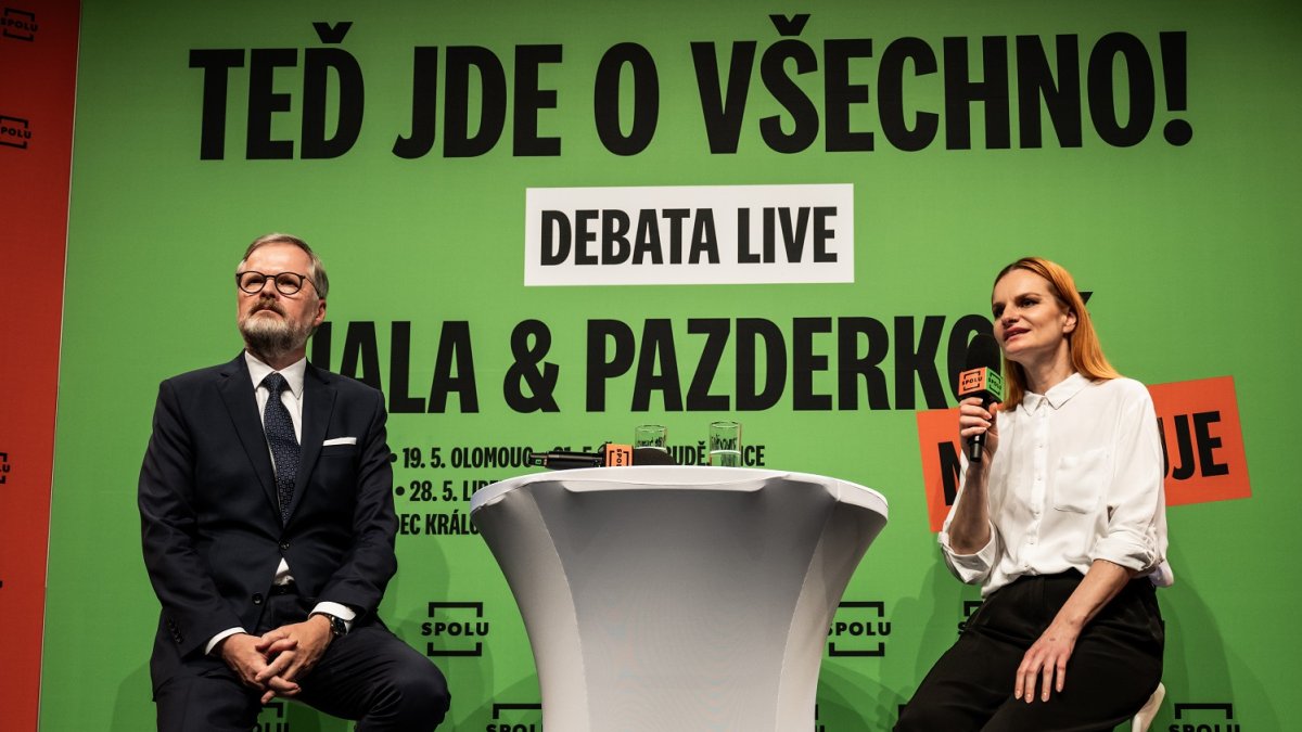 Premiér Petr Fiala diskutuje s občany v Praze. (12.6.2025)