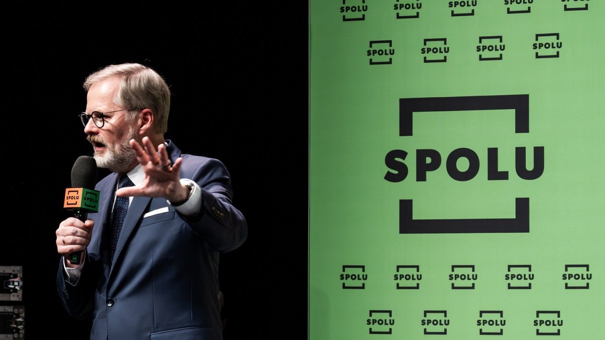 Premiér Petr Fiala diskutuje s občany v Praze. (12.6.2025)