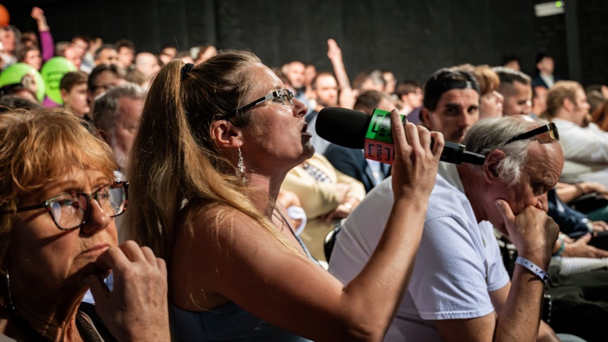 Premiér Petr Fiala diskutuje s občany v Praze. (12.6.2025)