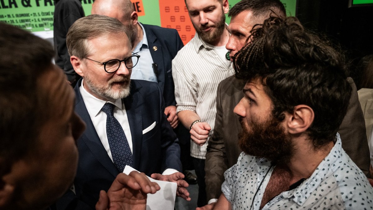 Premiér Petr Fiala diskutuje s občany v Praze. (12.6.2025)