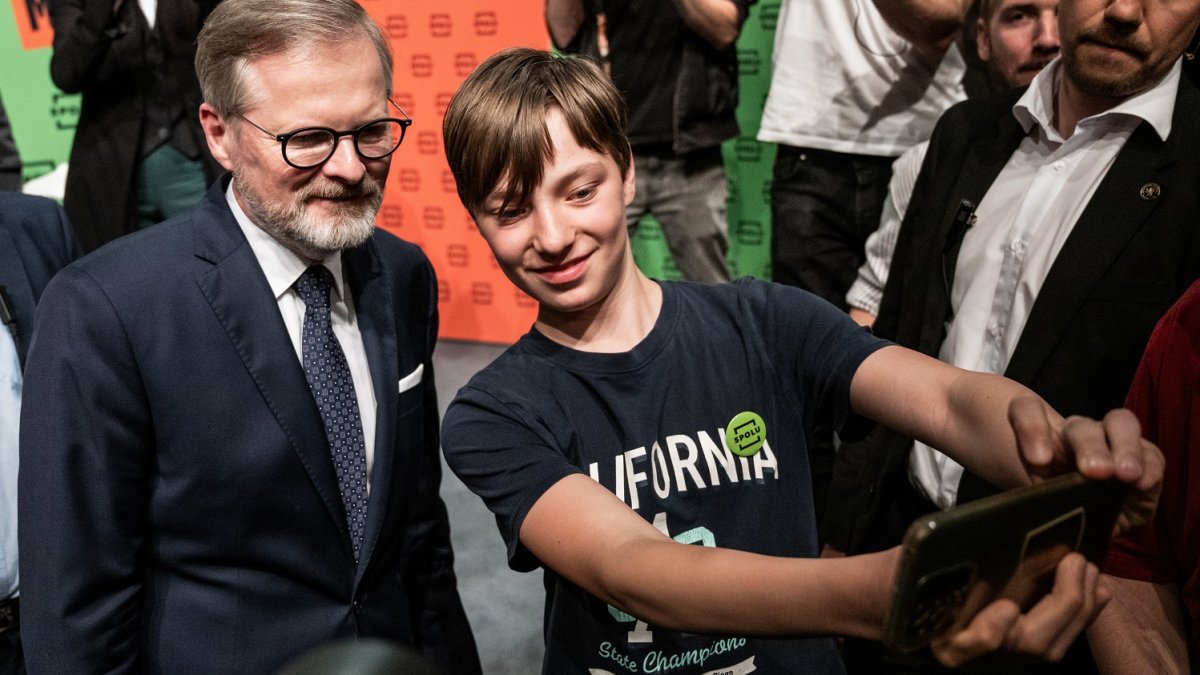 Premiér Petr Fiala diskutuje s občany v Praze. (12.6.2025)