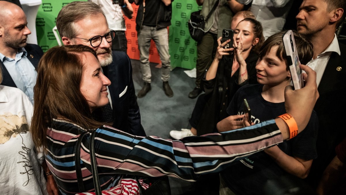 Premiér Petr Fiala diskutuje s občany v Praze. (12.6.2025)