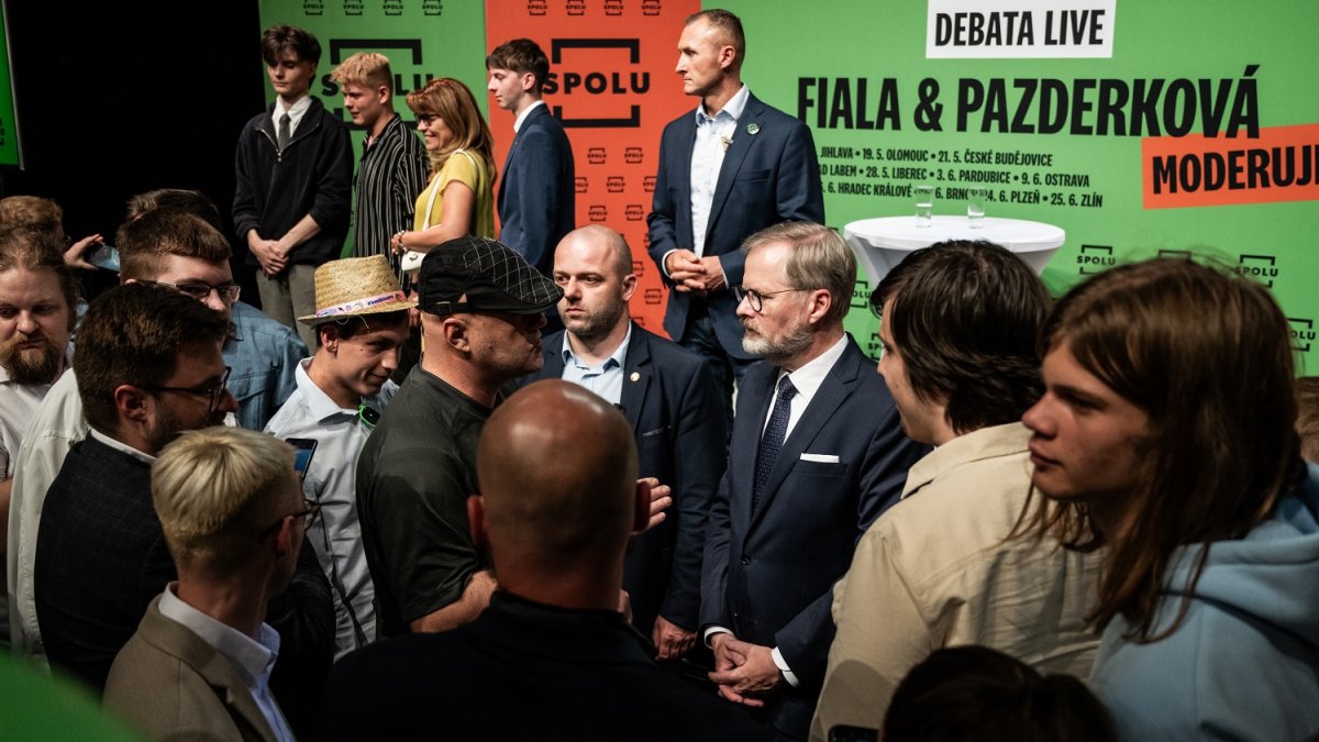 Premiér Petr Fiala diskutuje s občany v Praze. (12.6.2025)