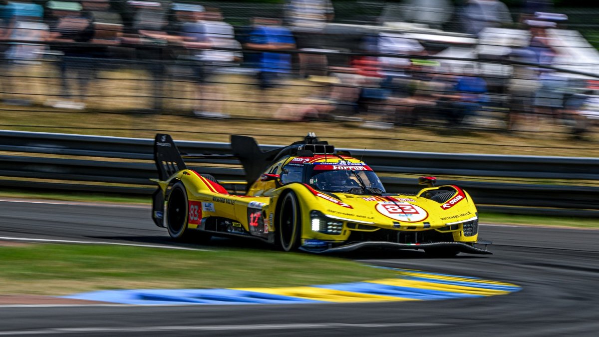 Vůz týmu AF Corse v čele s Robertem Kubicou na 24 hodin Le Mans 2025