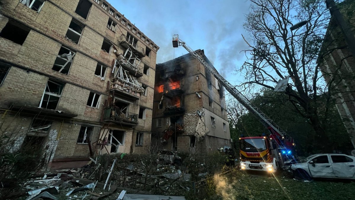 V Kyjevě umírali lidé při dalším ruském útoku. (17.6.2025)