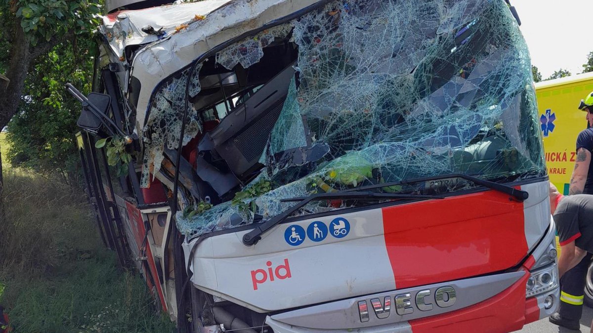 Autobus na Mladoboleslavsku havaroval do stromu. (23.6.2025)