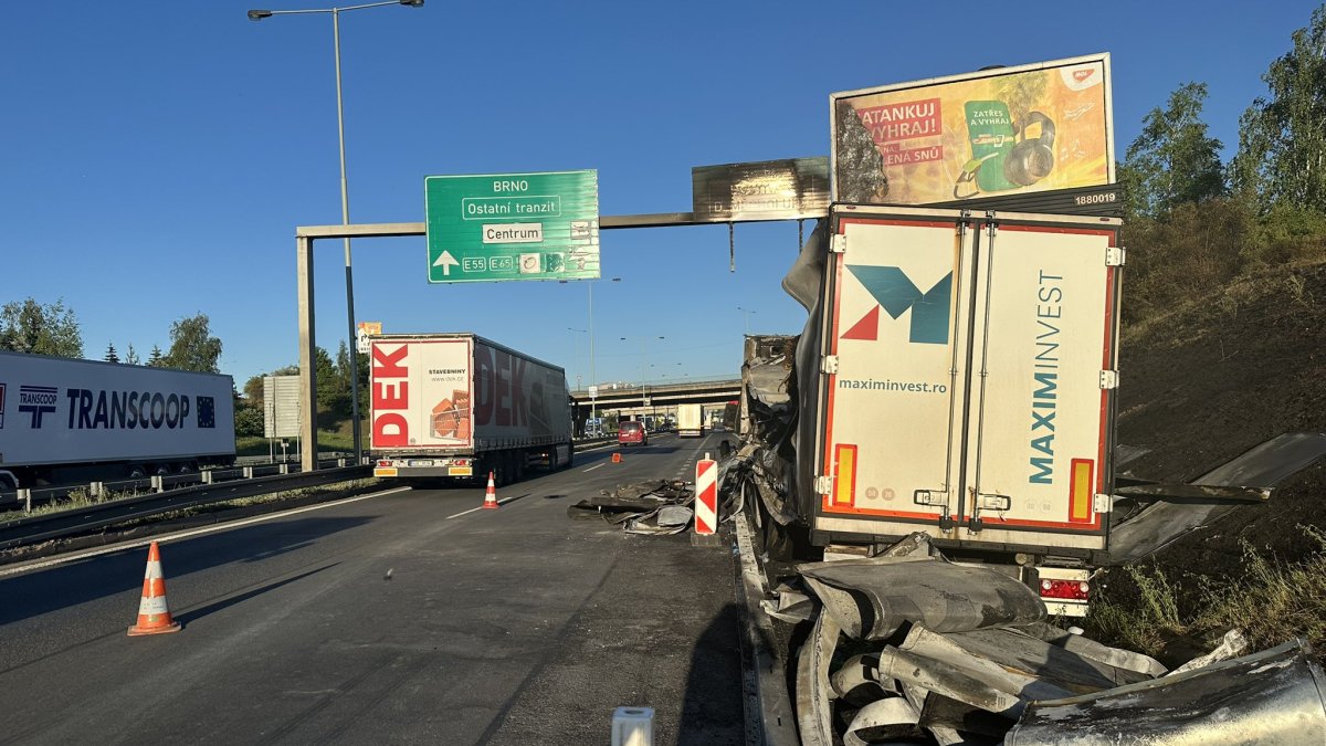 Následky pondělní nehody se budou odklízet v úterý večer. 