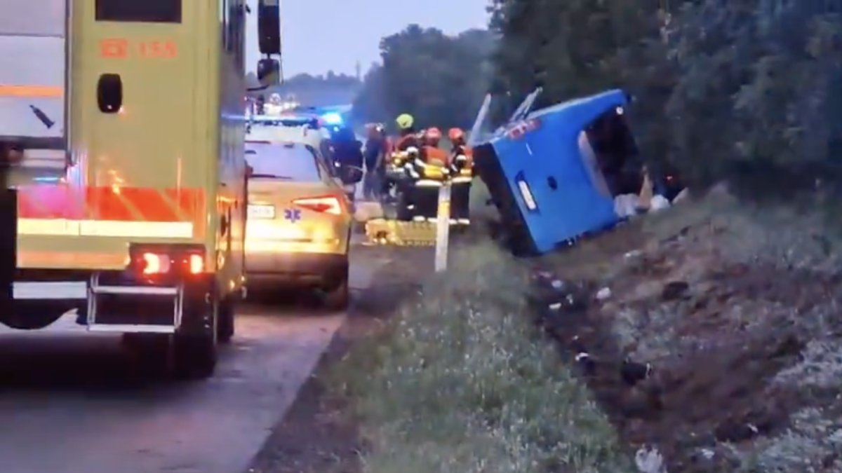 Na dálnici D2 se převrátil autobus. (7.7.2025)