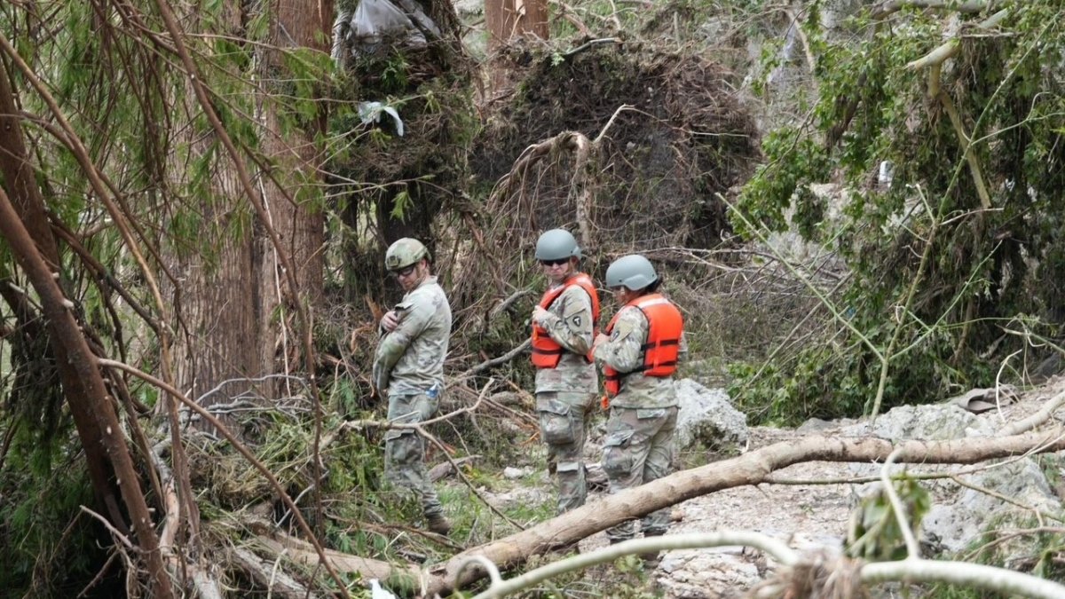 V Texasu odklízejí následky tragických povodní. 