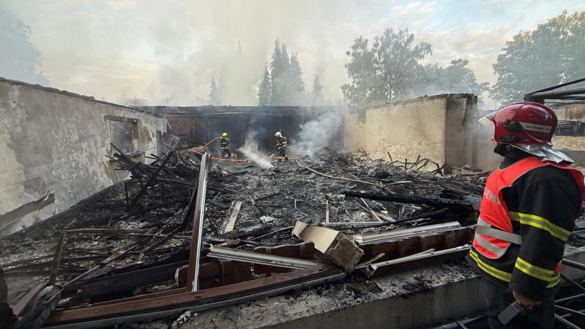 Hasiči zasahovali u požáru restaurace Bílý Kámen v Doksech. (16.7.2025)