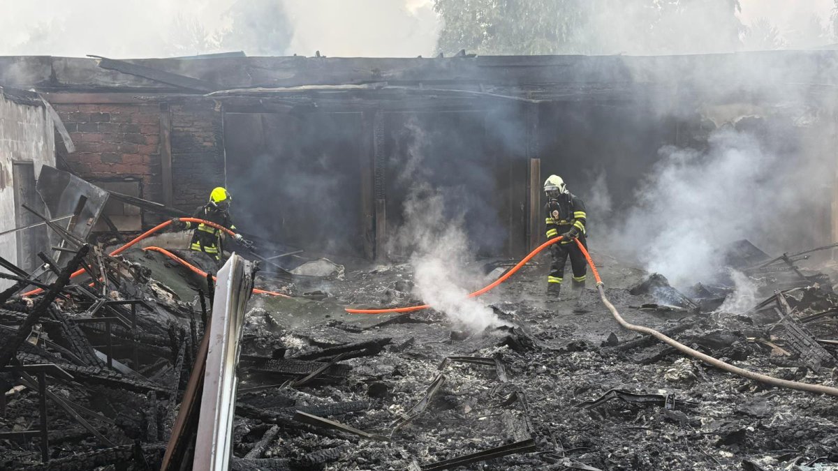 Hasiči zasahovali u požáru restaurace Bílý Kámen v Doksech. (16.7.2025)