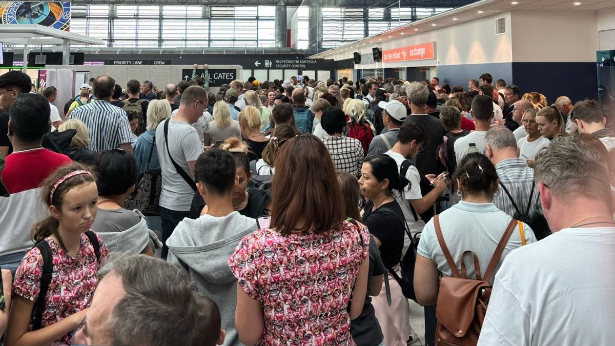 Lidé čekající na pražském letišti