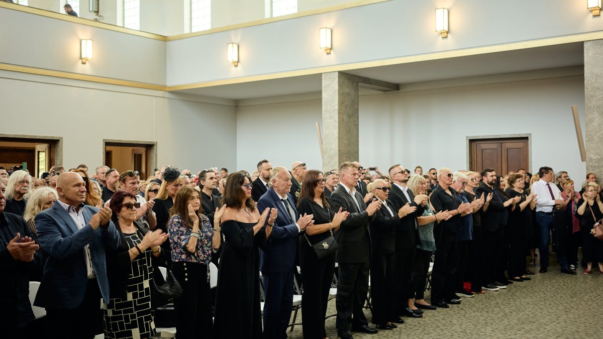 Lidé se ve Strašnicích rozloučili s Jiřím Krampolem. (8.8.2025)