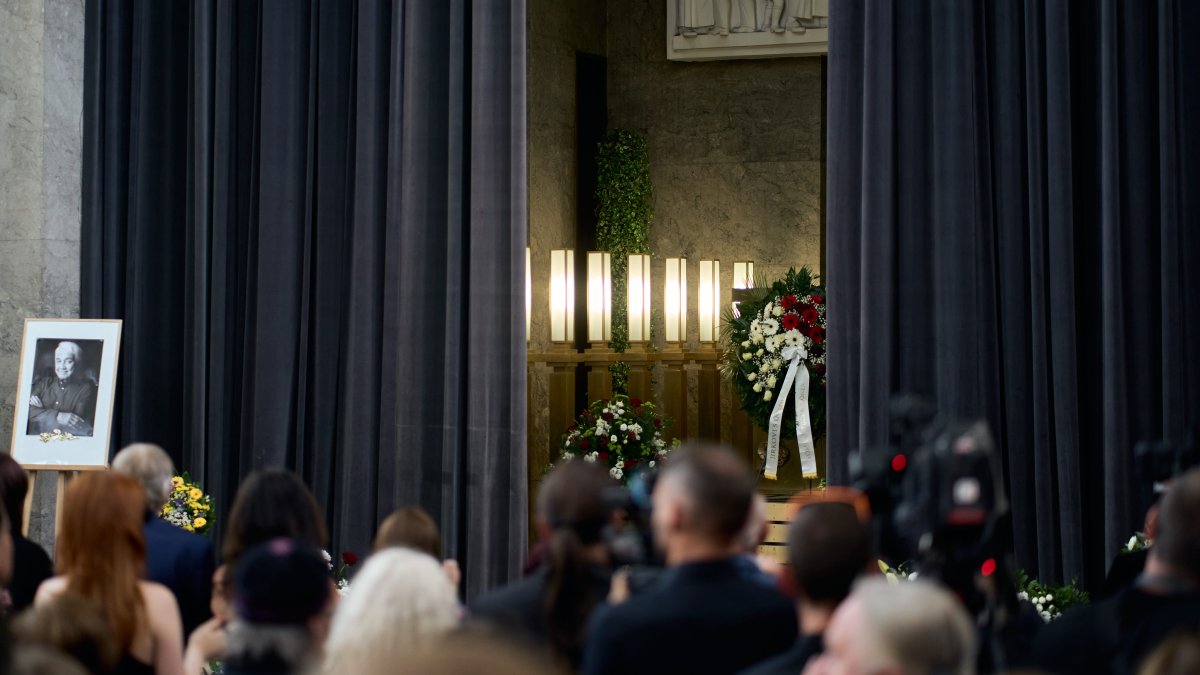 Lidé se ve Strašnicích rozloučili s Jiřím Krampolem. (8.8.2025)