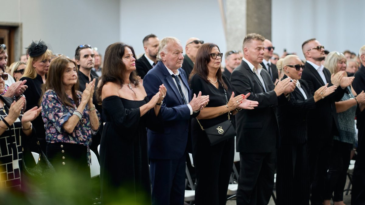 Lidé se ve Strašnicích rozloučili s Jiřím Krampolem. (8.8.2025)