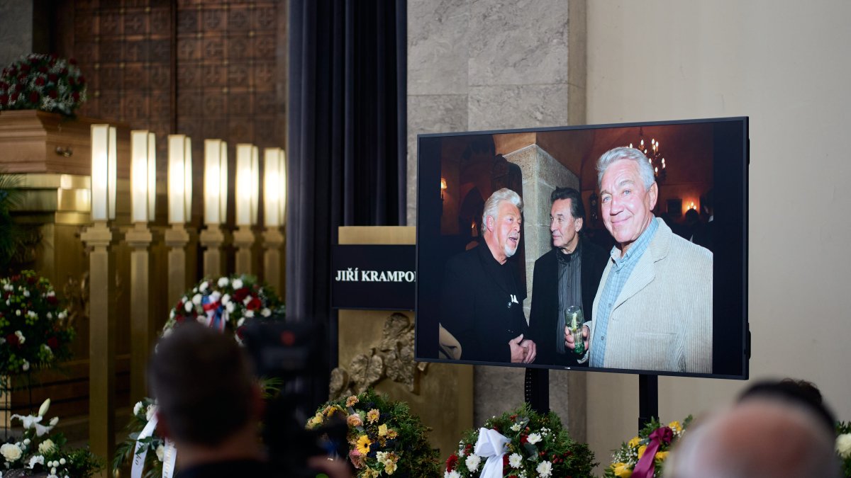 Lidé se ve Strašnicích rozloučili s Jiřím Krampolem. (8.8.2025)