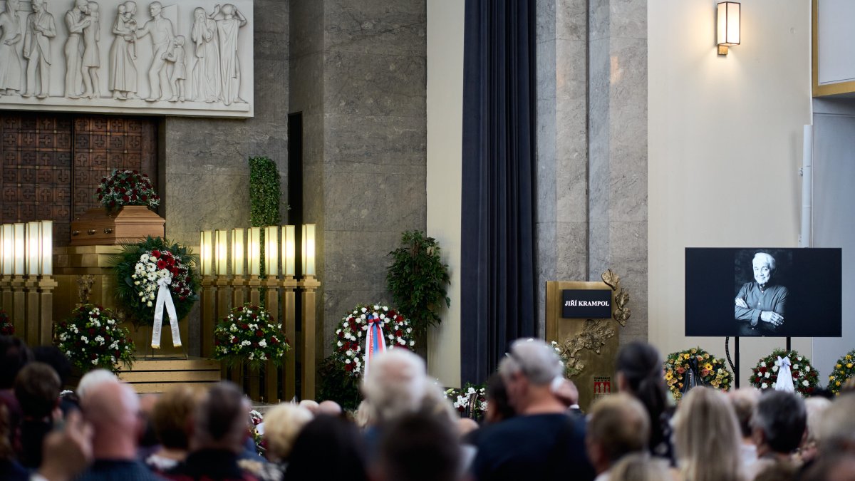 Lidé se ve Strašnicích rozloučili s Jiřím Krampolem. (8.8.2025)