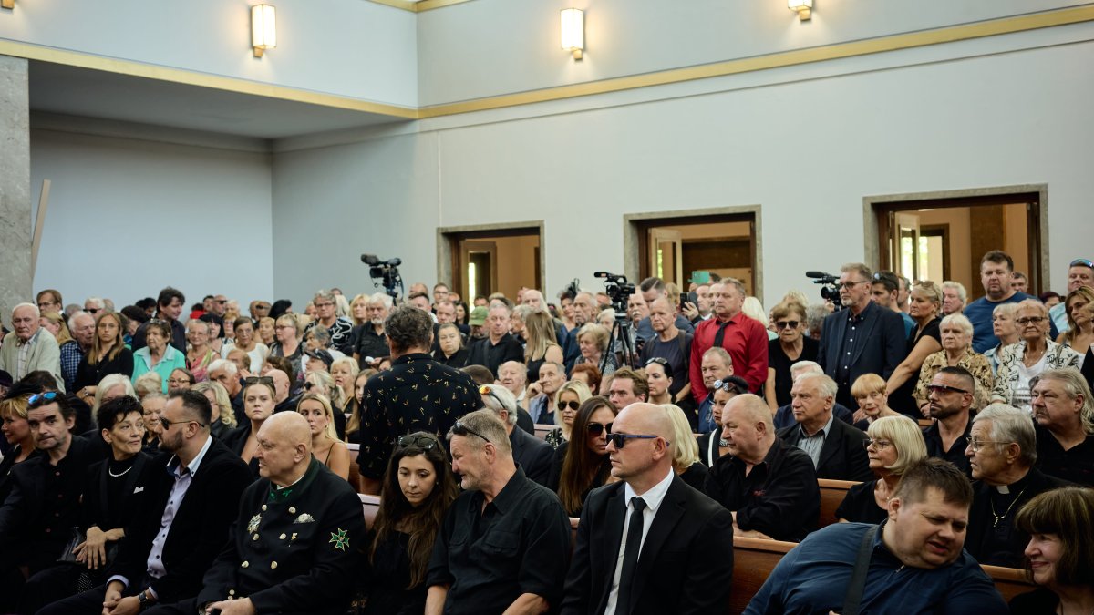 Lidé se ve Strašnicích rozloučili s Jiřím Krampolem. (8.8.2025)