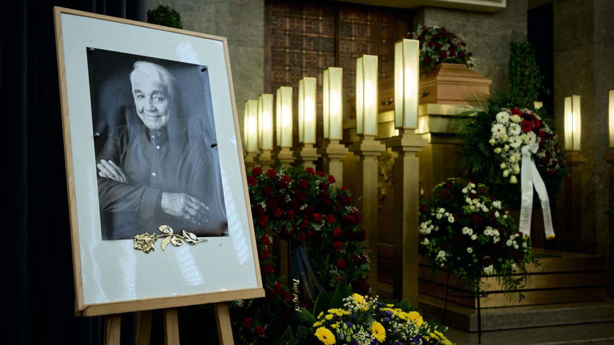 Lidé se ve Strašnicích rozloučili s Jiřím Krampolem. (8.8.2025)