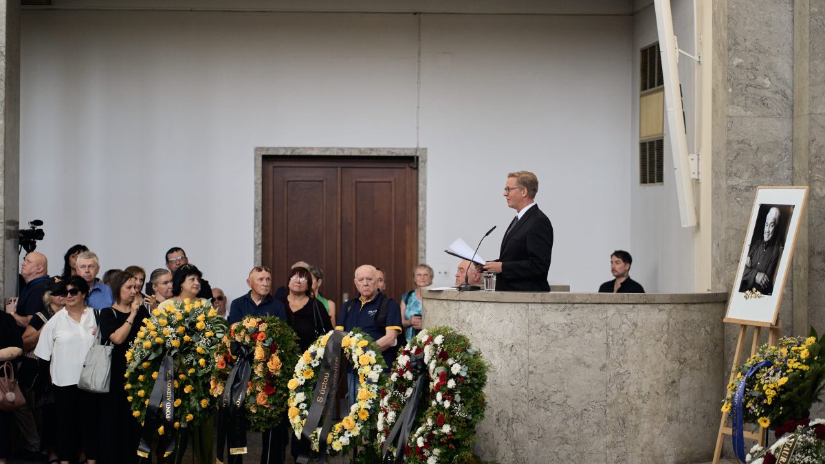 Lidé se ve Strašnicích rozloučili s Jiřím Krampolem. (8.8.2025)