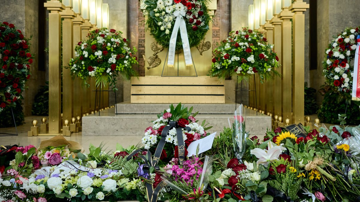 Lidé se ve Strašnicích rozloučili s Jiřím Krampolem. (8.8.2025)