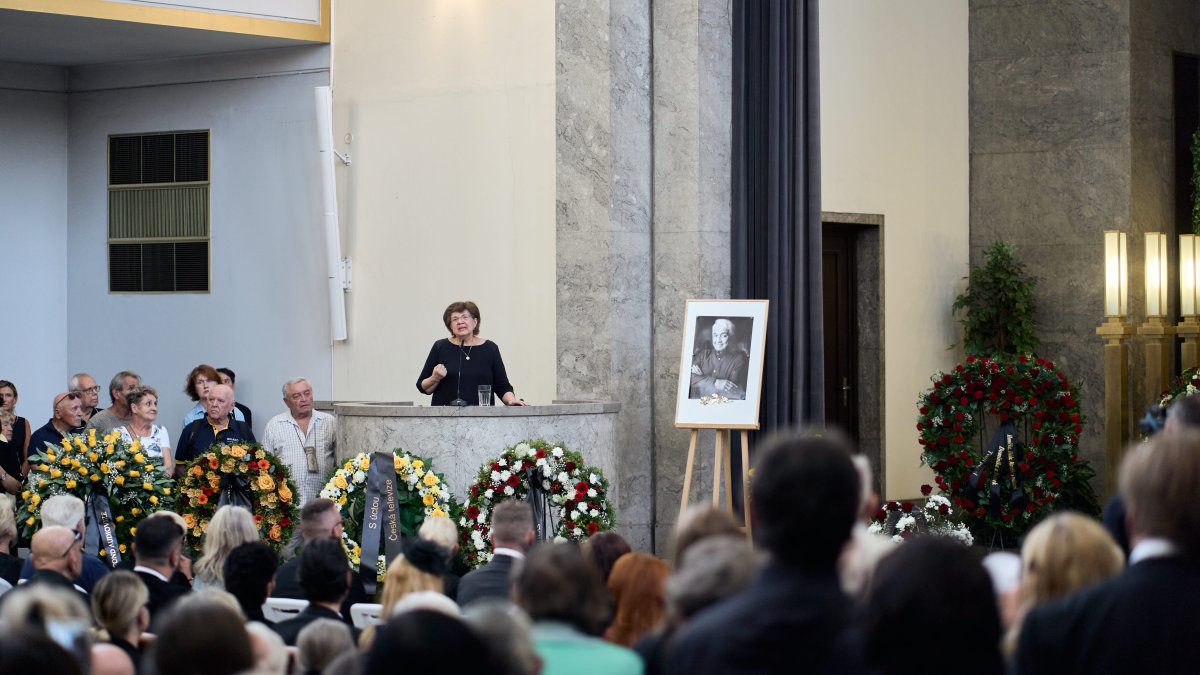 Lidé se ve Strašnicích rozloučili s Jiřím Krampolem. (8.8.2025)