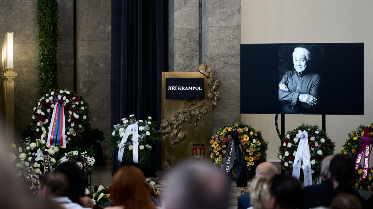 Lidé se ve Strašnicích rozloučili s Jiřím Krampolem. (8.8.2025)