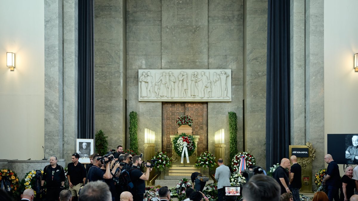 Lidé se ve Strašnicích rozloučili s Jiřím Krampolem. (8.8.2025)