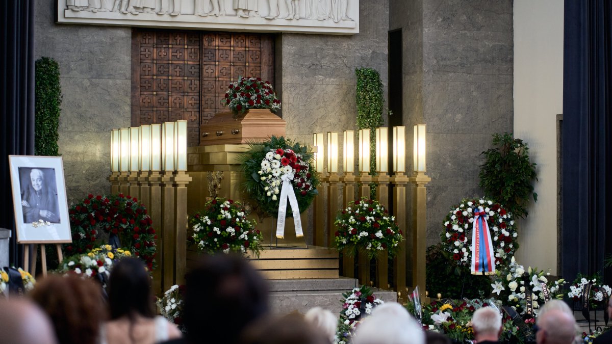 Lidé se ve Strašnicích rozloučili s Jiřím Krampolem. (8.8.2025)