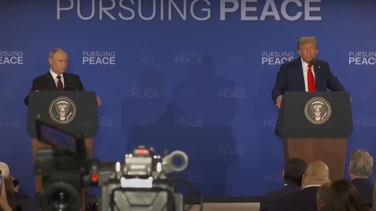 Vladimir Putin a Donald Trump uspořádali po summitu na Aljašce tiskovou konferenci