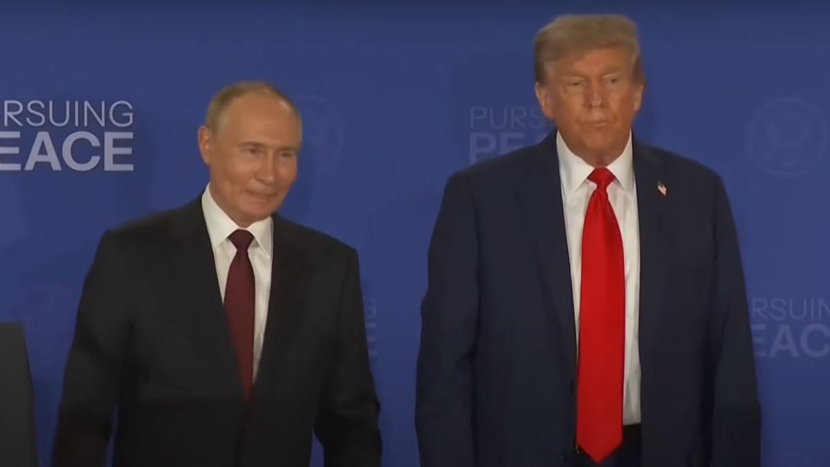 Vladimir Putin a Donald Trump uspořádali po summitu na Aljašce tiskovou konferenci