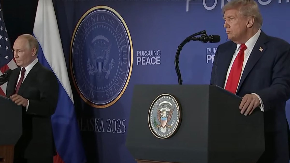 Vladimir Putin a Donald Trump uspořádali po summitu na Aljašce tiskovou konferenci