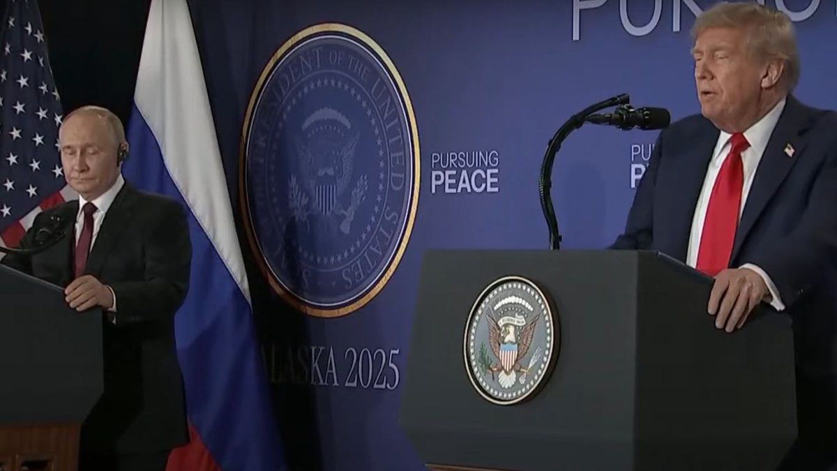 Vladimir Putin a Donald Trump uspořádali po summitu na Aljašce tiskovou konferenci