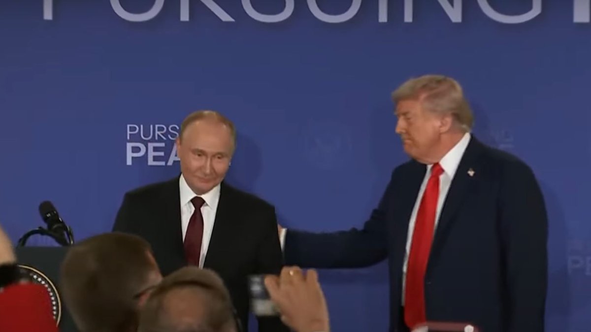 Vladimir Putin a Donald Trump uspořádali po summitu na Aljašce tiskovou konferenci