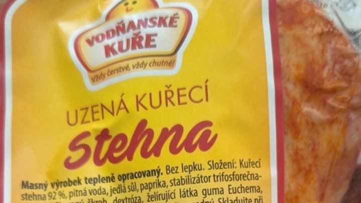 Státní veterinární správa odhalila vadnou šarži uzených kuřecích stehen.