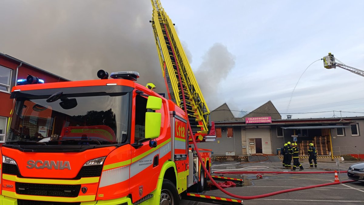 Hasiči zasahují u požáru haly v Ostravě. (22.8.2025)