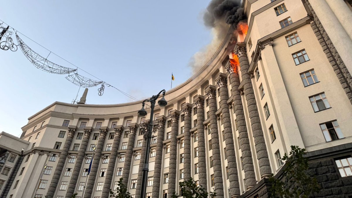 Rusové zasáhli vládní budovu v Kyjevě