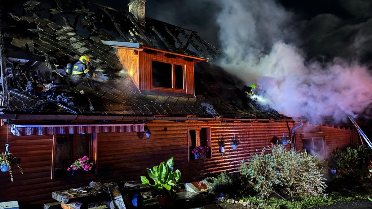 Hasiči zasahovali u požáru domu ve Vrbně pod Pradědem. (6.9.2025)
