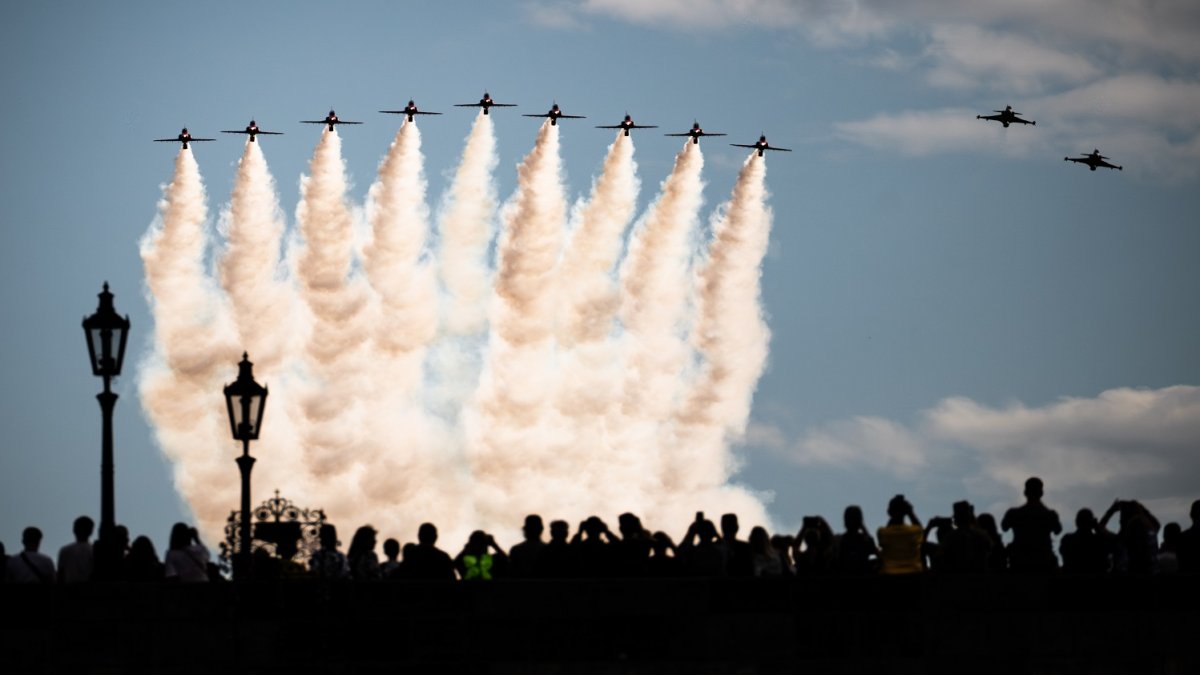 Red Arrows proletěla nad Karlovým mostem