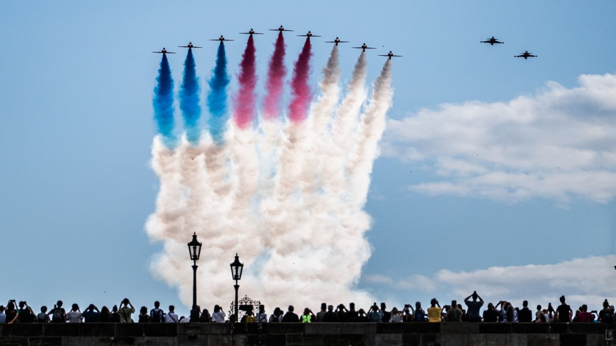 Red Arrows proletěla nad Karlovým mostem