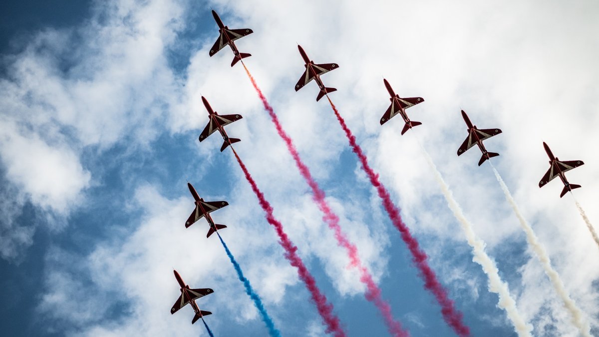 Red Arrows proletěla nad Karlovým mostem