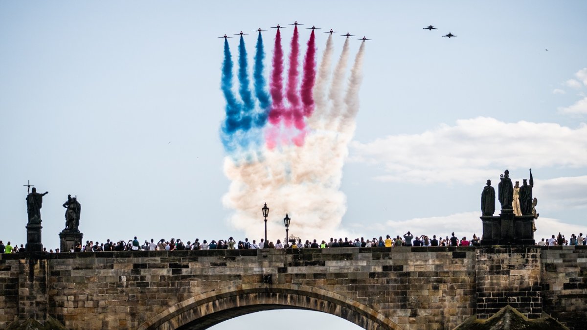 Red Arrows proletěla nad Karlovým mostem