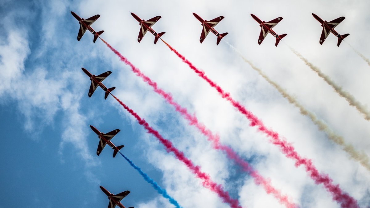Red Arrows proletěla nad Karlovým mostem