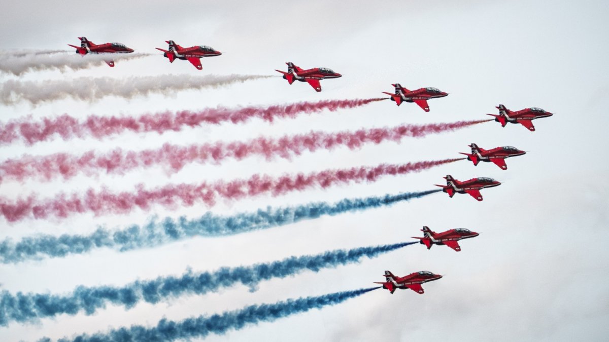 Red Arrows proletěla nad Karlovým mostem