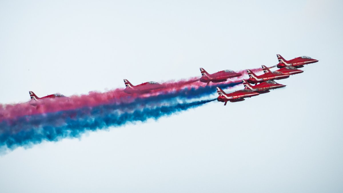 Red Arrows proletěla nad Karlovým mostem
