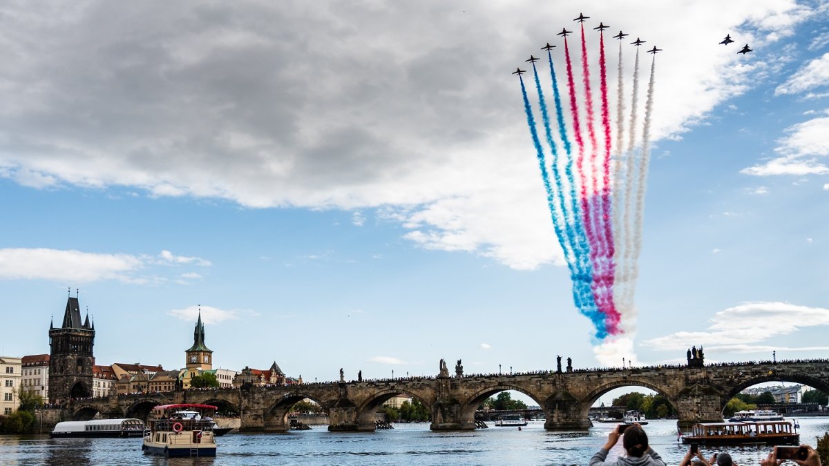 Red Arrows proletěla nad Karlovým mostem